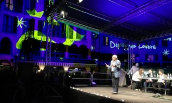 Interveto pubblico di Vittorio Sgarbi a lovere per il progetto proiezioni Talani