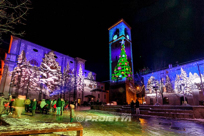 Sondrio - proiezioni natalizie, bosco innevato