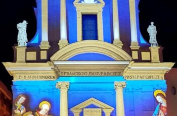 Proiezioni mappate su chiese.