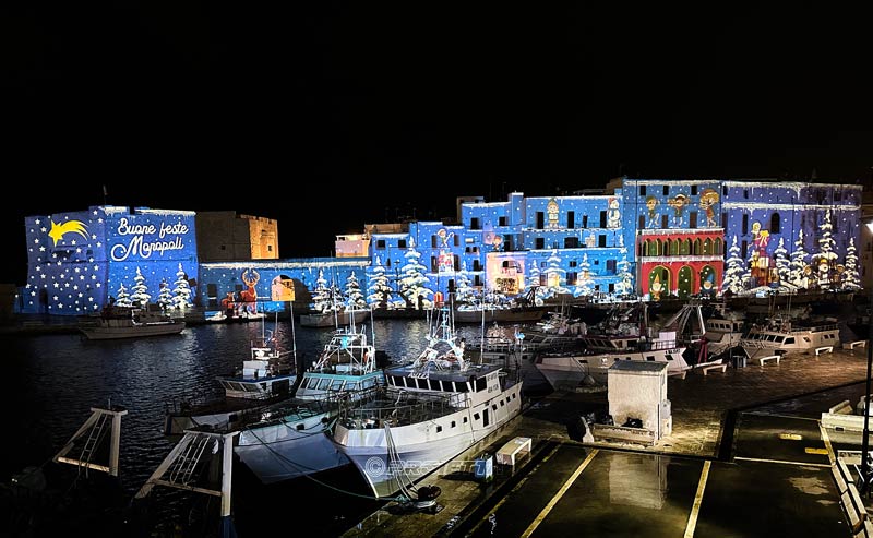 Monopoli proiezione natalizia mappata sul porto